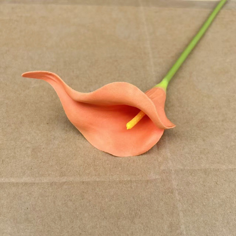 진한 오렌지색
