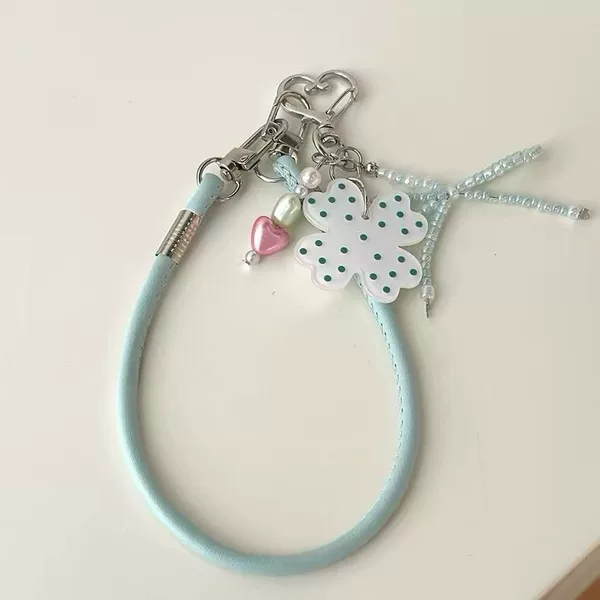 Korean-style Instagram-inspired four-leaf clover and bow pendant beaded phone chain, a cute keychain that prevents your phone from falling and is versatile for any outfit