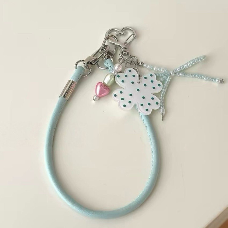 Korean-style Instagram-inspired four-leaf clover and bow pendant beaded phone chain, a cute keychain that prevents your phone from falling and is versatile for any outfit