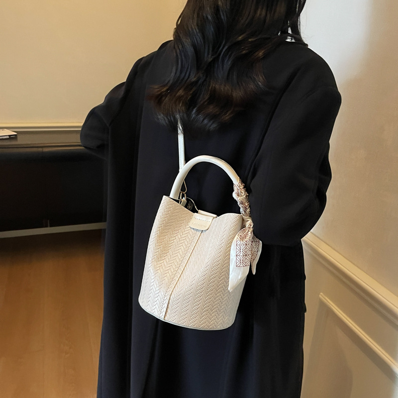 Bolso de mano transfronterizo retro simple bolso de cubo de agua mujer otoño / invierno 2025 nuevo estilo versátil bolso de hombro bolso de transporte