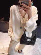 2025秋冬新款羊毛衫女绒大V领宽松慵懒风轻奢针织上衣外套毛衣