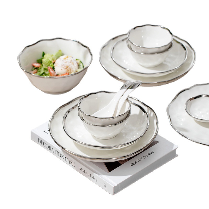 Luz de lujo Borde de plata tazón de cerámica y plato de alto grado martillo patrón vajilla traje hogar inauguración regalo tazón y plato traje al por mayor