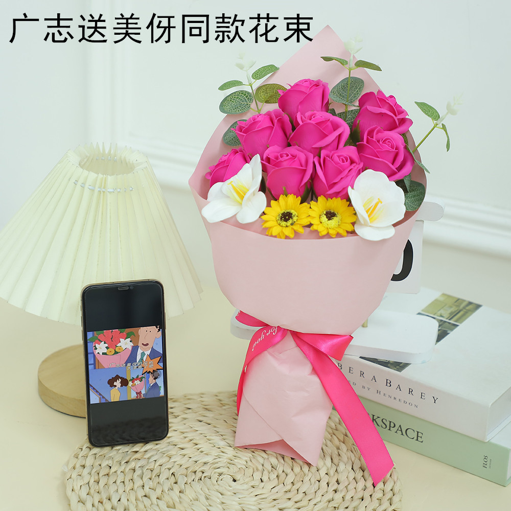 Crayon Shin-chan Guangzhi envía a Meiya el mismo ramo de flores de rosas terminado sosteniendo flores de jabón 520 regalo del Día de la Madre