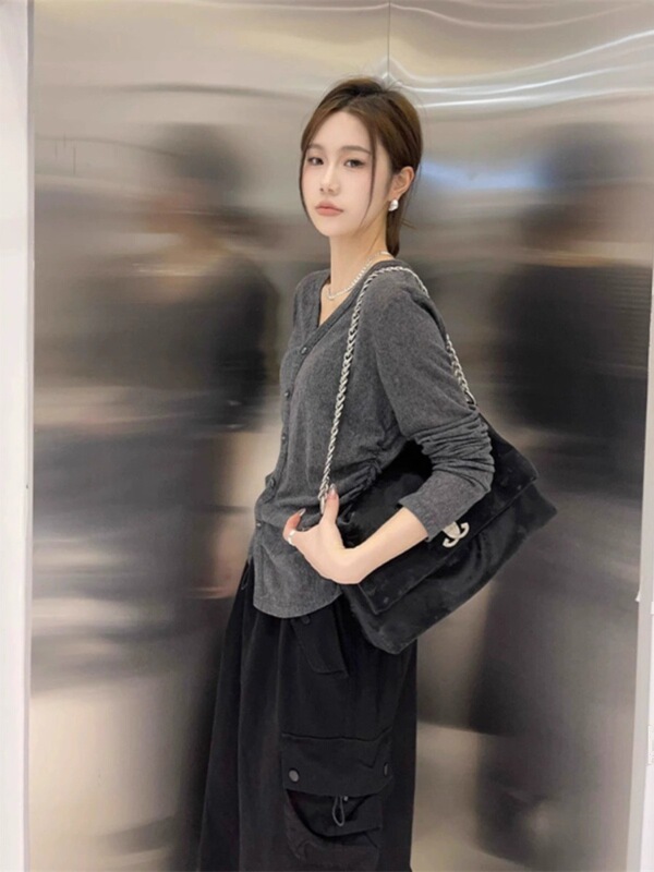 灰色v领长袖t恤女士2025春秋新款设计感排扣褶皱收腰显瘦正肩上衣|undefined