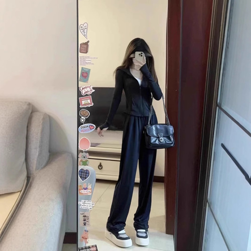 The small man wears a complete set of ice silk sunscreen clothing casual sportswear suit for women's summer slim-fitting two-piece set