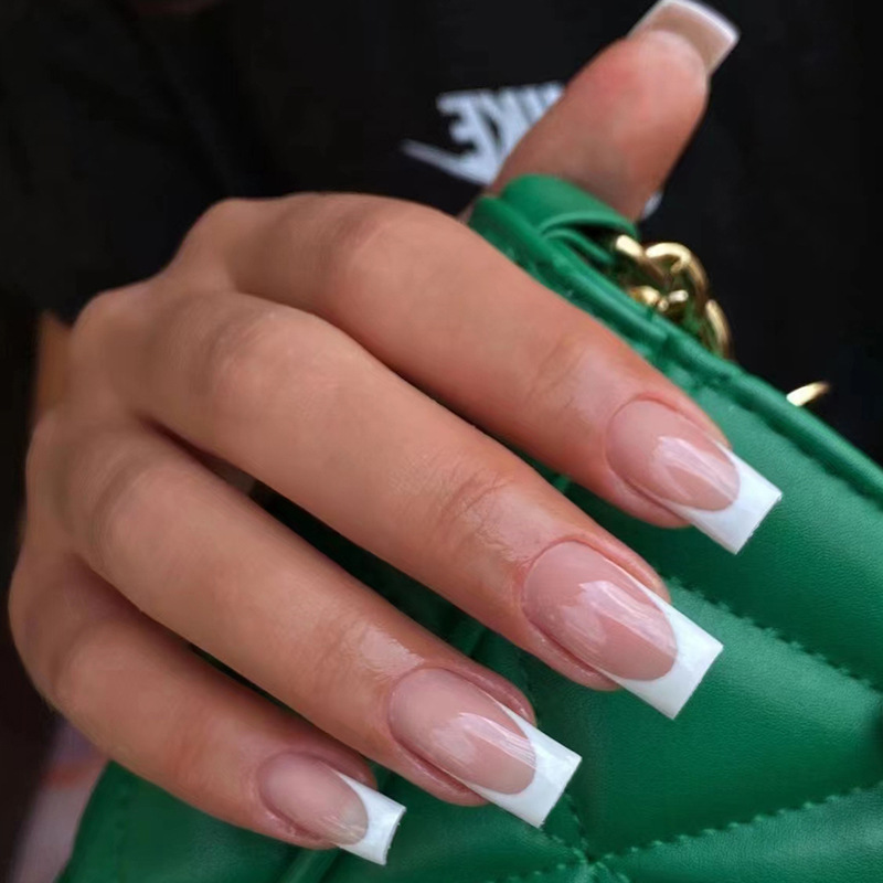 Bordo bianco francese trasparente e minimalista di media lunghezza rosa che indossa prodotti in una scatola per nail art premium in stile Instagram_voghion.com