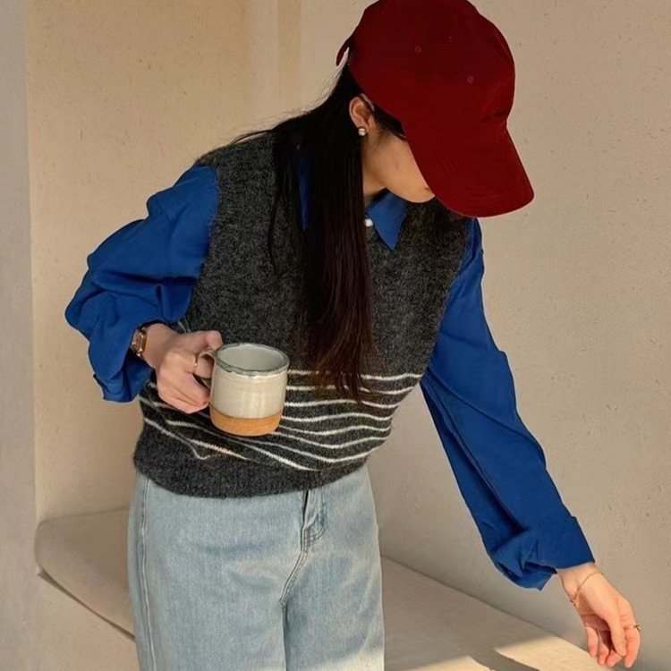 Retro knitted autumn vest