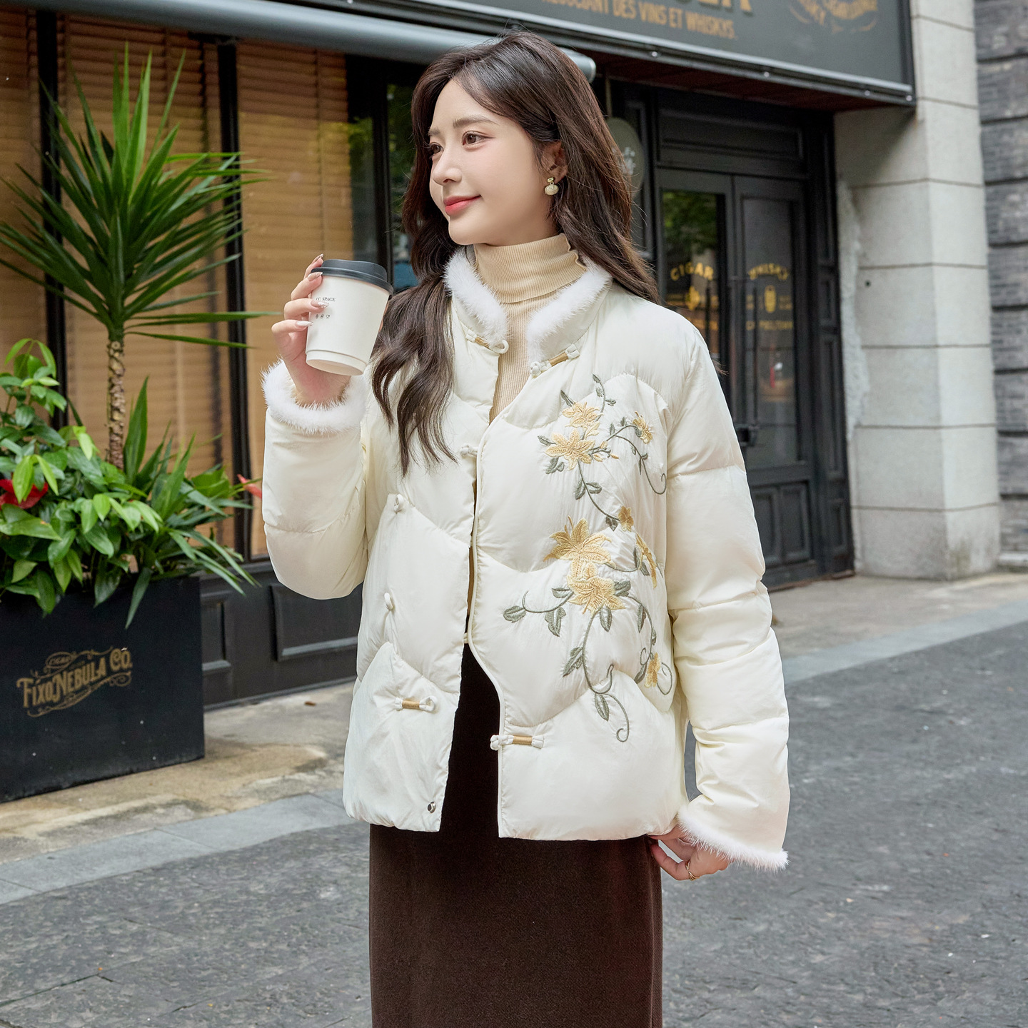 Retro National Style Embroider Pattern Mink Fur Piping 2025 Women's Winter New Jacket 90 White Duck down Jacket