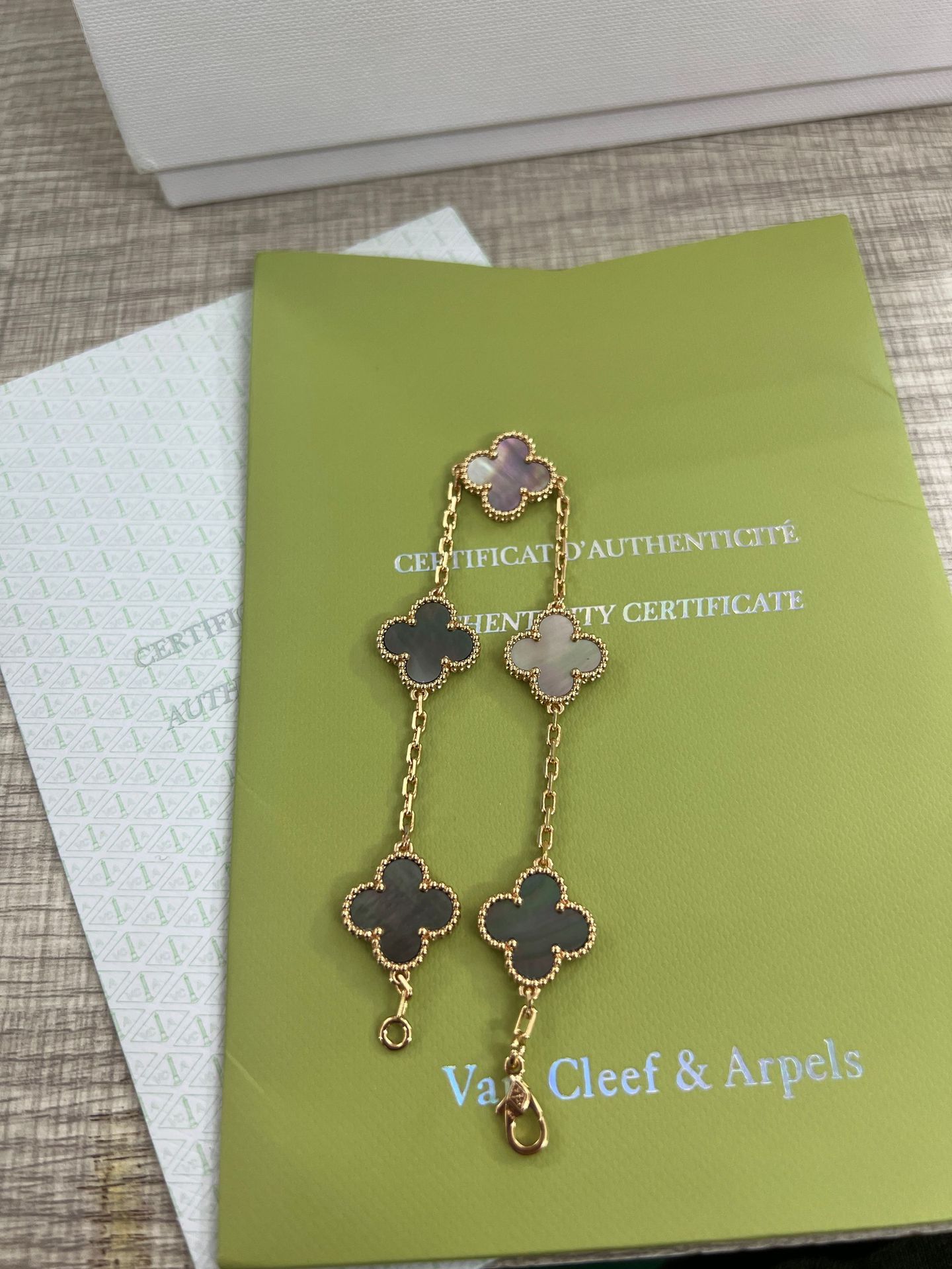 玫瑰金灰贝母