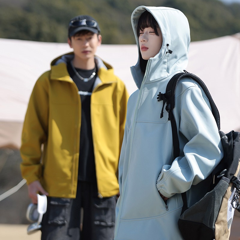Outdoor hooded windbreaker, new autumn/winter travel style, softshell, windproof, waterproof, breathable, warm, and fashionable hiking jacket for couples