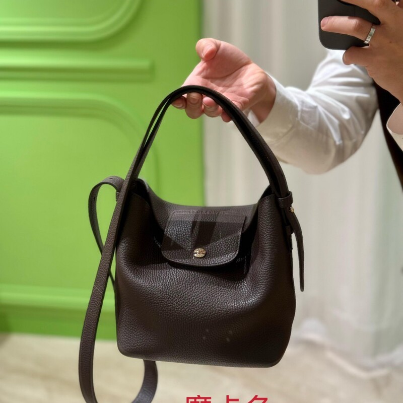 Longjia's new LeCadence small bucket bag made of top-grain cowhide is a fashionable and versatile shoulder and underarm handbag Longjia's new LeCadence small bucket bag made of top-grain cowhide is a fashionable and versatile shoulder and underarm handbag