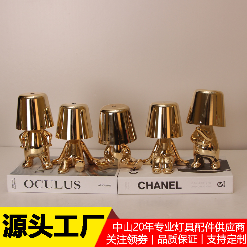 Mesa de comedor italiana bar pequeño hombre de oro de dibujos animados en forma humana decoración de resina nórdica galvanoplastia táctil recargable atmósfera lámpara de mesa