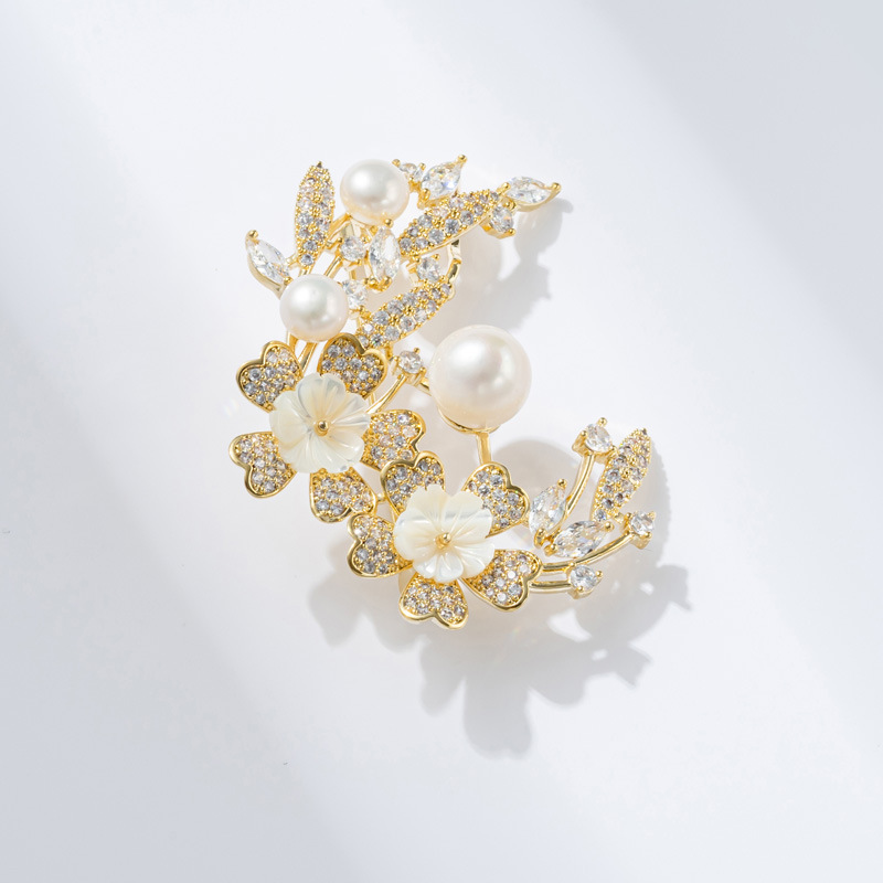 Spilla di lusso leggera con fiore di prugna in conchiglia naturale di acqua di mare, spilla di lusso con perle d'acqua dolce atmosferiche, accessori regalo_voghion.com