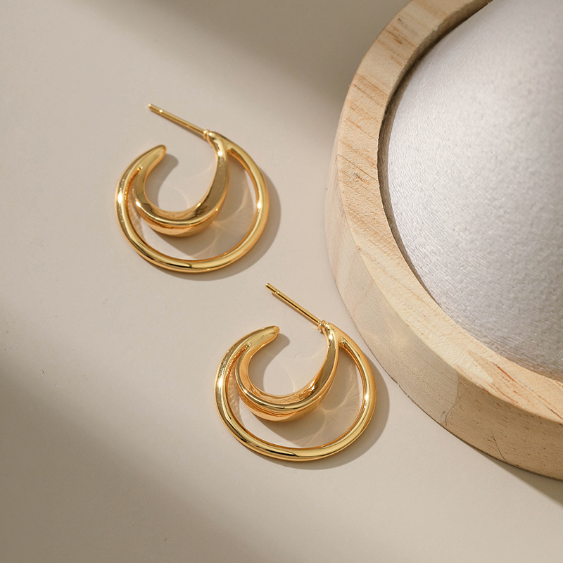 Europäische Und Amerikanische C-förmige, Glatte, Kreisförmige, Verkupferte Geometrische Ohrringe Aus 18 Karat Echtem Gold display picture 6