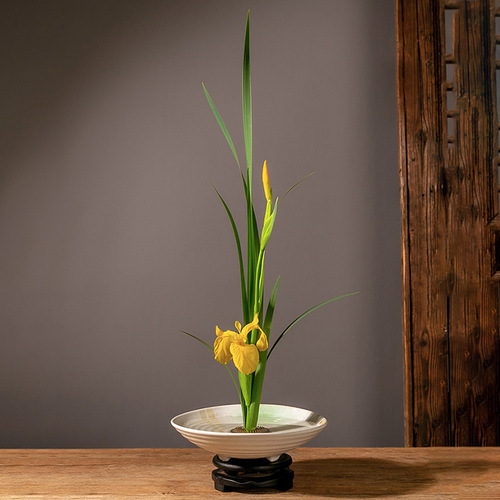 Kenzan flower arrangement vessel, ceramic Zen flower vessel, Japanese style flower arrangement, Chinese style Ikebō Kohara-ryu base, three-legged bowl flower pot