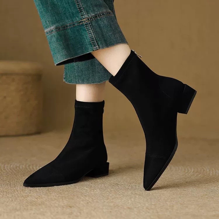 Winterse afslankende laarsjes met elastische tailleband voor dames in grote maten, gevoerd met fleece, warme spitse neus en lage suède hak._voghion.com