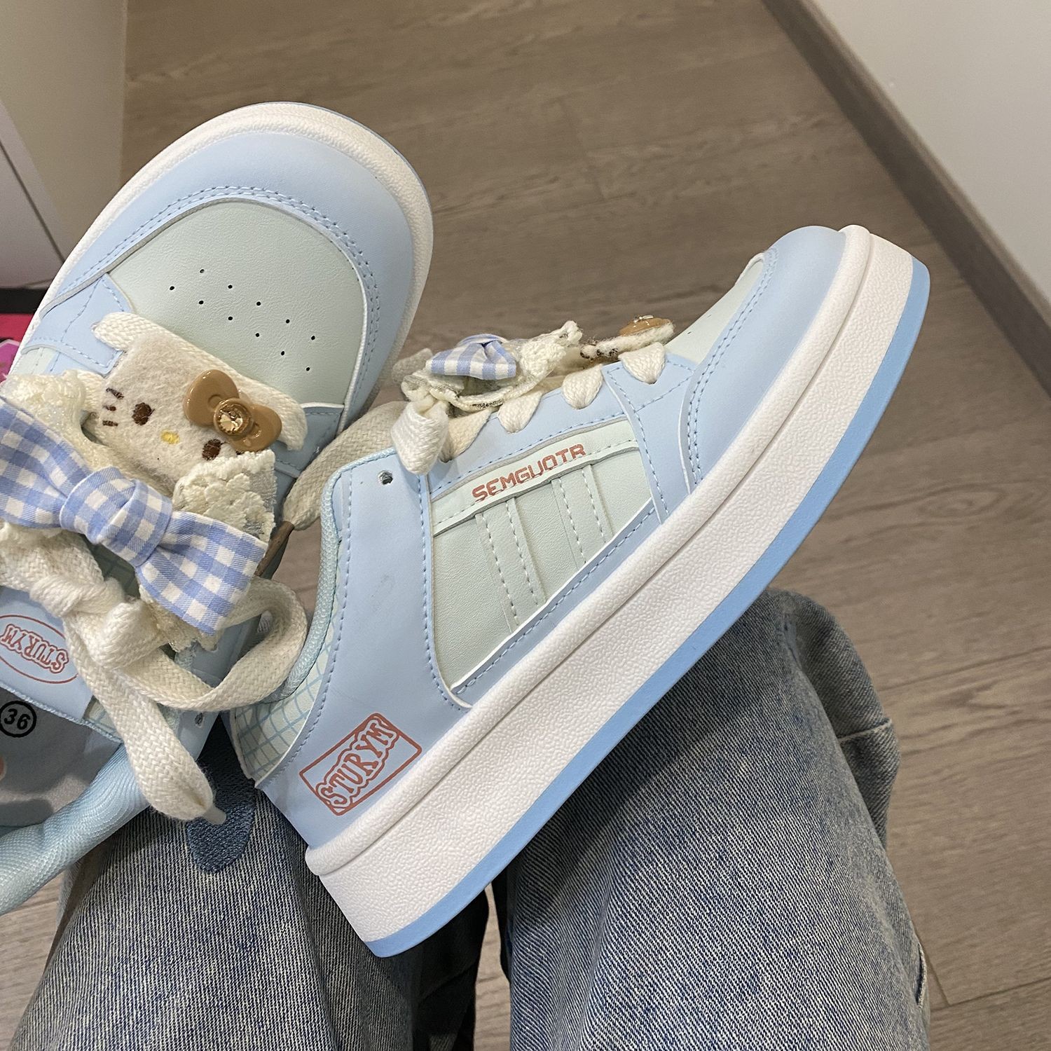 Zapatos deportivos de suela gruesa para mujeres 2025 verano y otoño nuevos zapatos de pan de diseño casual de nicho transpirables zapatos blancos pequeños