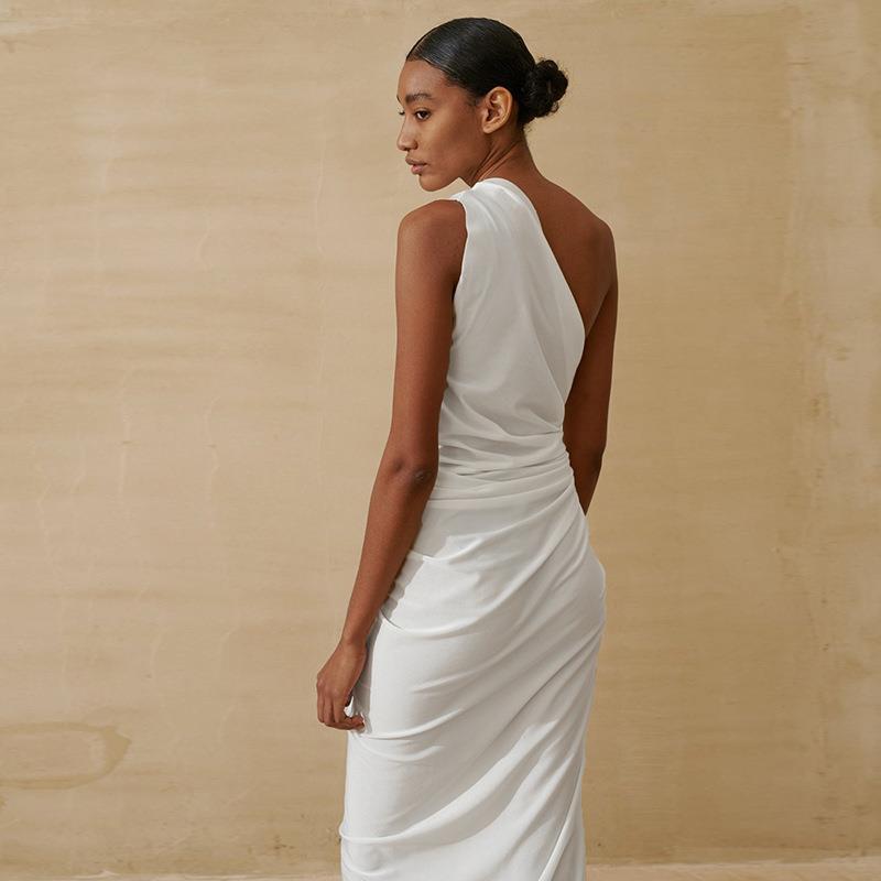 FL22017 Asymmetrische off-shoulder halterjurk, Europees-Amerikaanse damesmode, elegant en sexy voor op vakantie._voghion.com