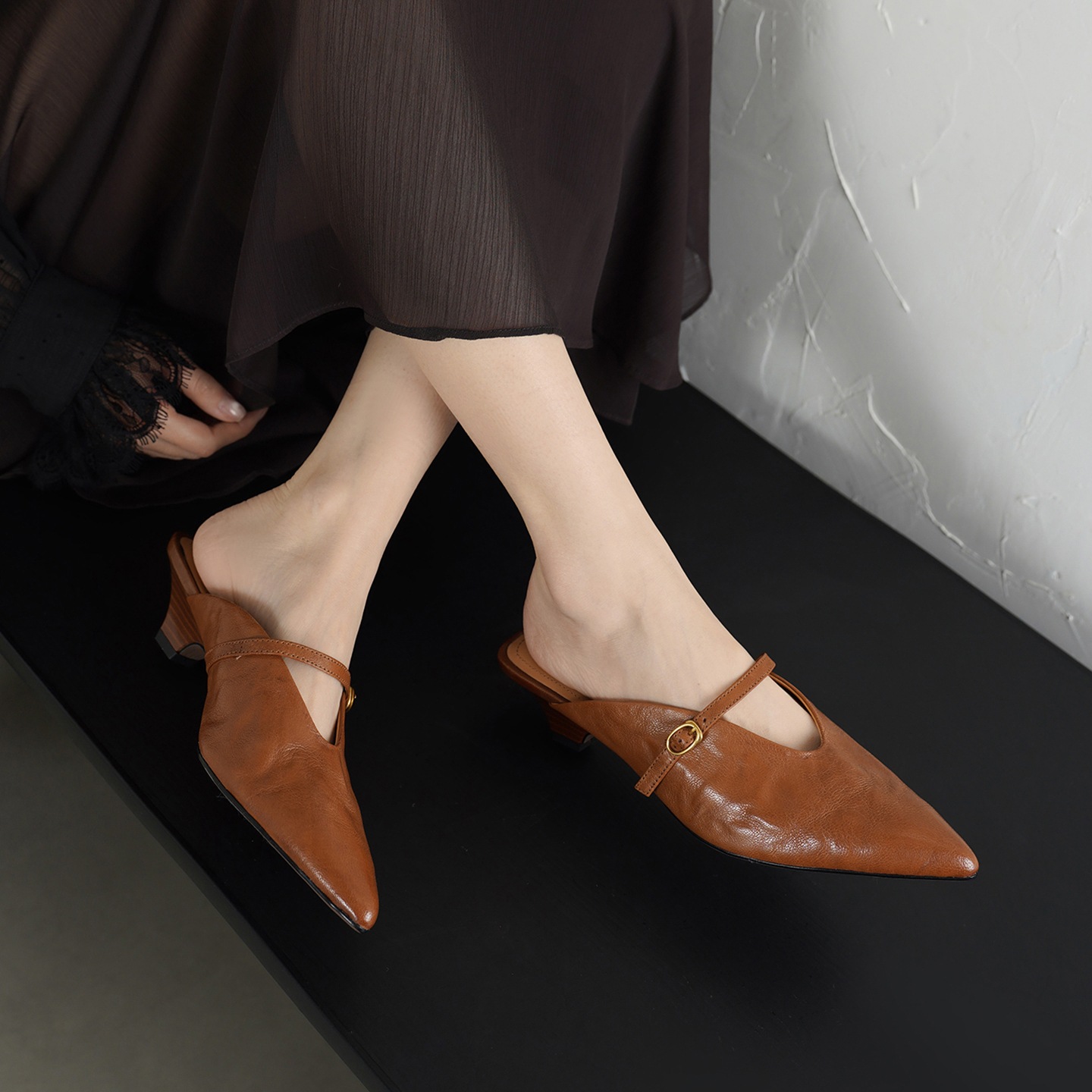 Giày mule nữ da cừu mũi nhọn quai ngang gót thấp — đen