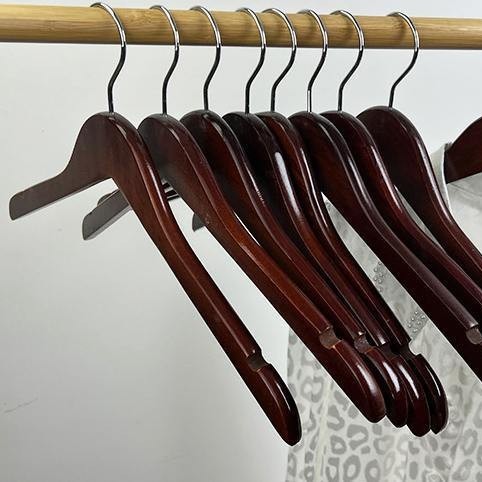 Percha de madera maciza soporte de ropa antideslizante sin costuras almacenamiento perchero de madera tienda de ropa para el hogar colgante de ropa de hotel al por mayor clip para pantalones