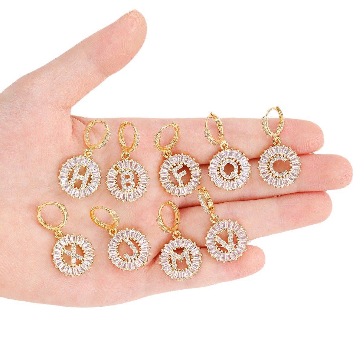 Amazon venta caliente letras de azúcar de roca pendientes de circón 26 letras en inglés pendientes de diamantes completos pendientes creativos al por mayor