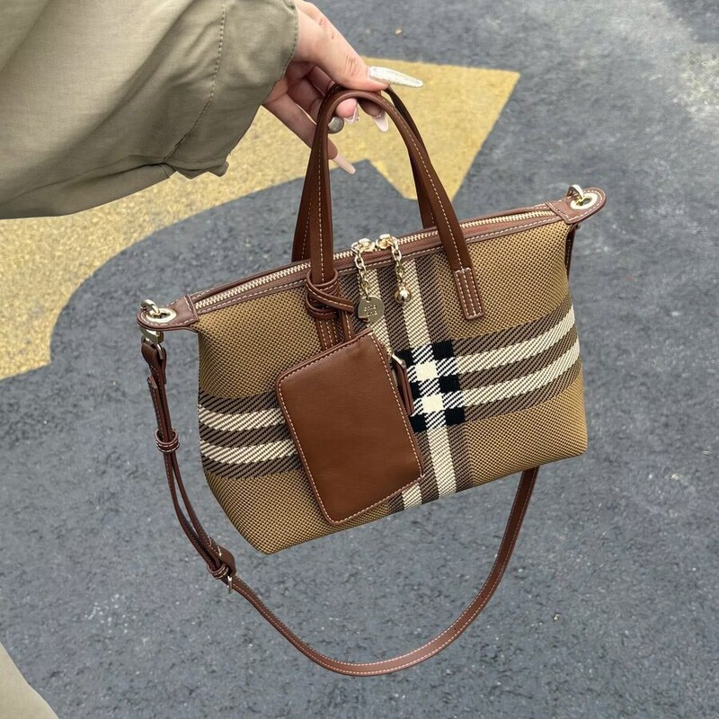 Korean-style plaid canvas tote bag, large capacity, suitable for commuting, can be carried as a shoulder bag or handbag, versatile and casual, ideal for students