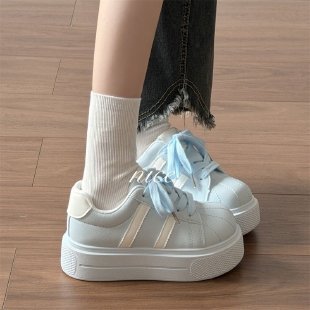 Alto valor visual de verano conchas de cabeza de zapatos deportivos casuales de mujer 2026 ligero correa de boca superficial zapatos de mujer de viento diario