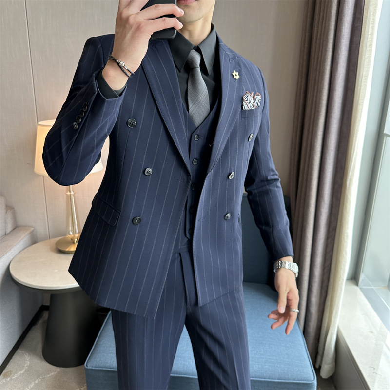 Gestreept herenpak, getailleerd model, dubbelknoopsluiting, slim fit, formele kleding voor bruidegoms, getuigen, ceremoniemeesters en trendy bovenkleding._voghion.com