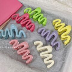 高級感のある波は女性の大きいサイズの髪を挟みます。