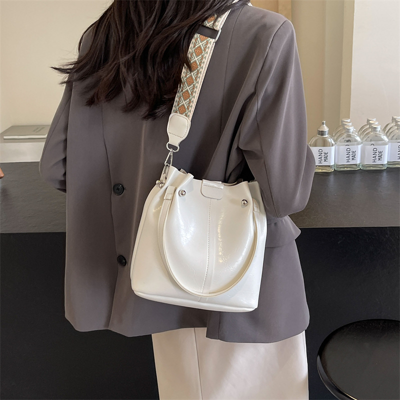 Bolso de moda coreano para mujeres 2024 verano nuevo bolso de hombro casual versátil nicho bolso de cubo de moda