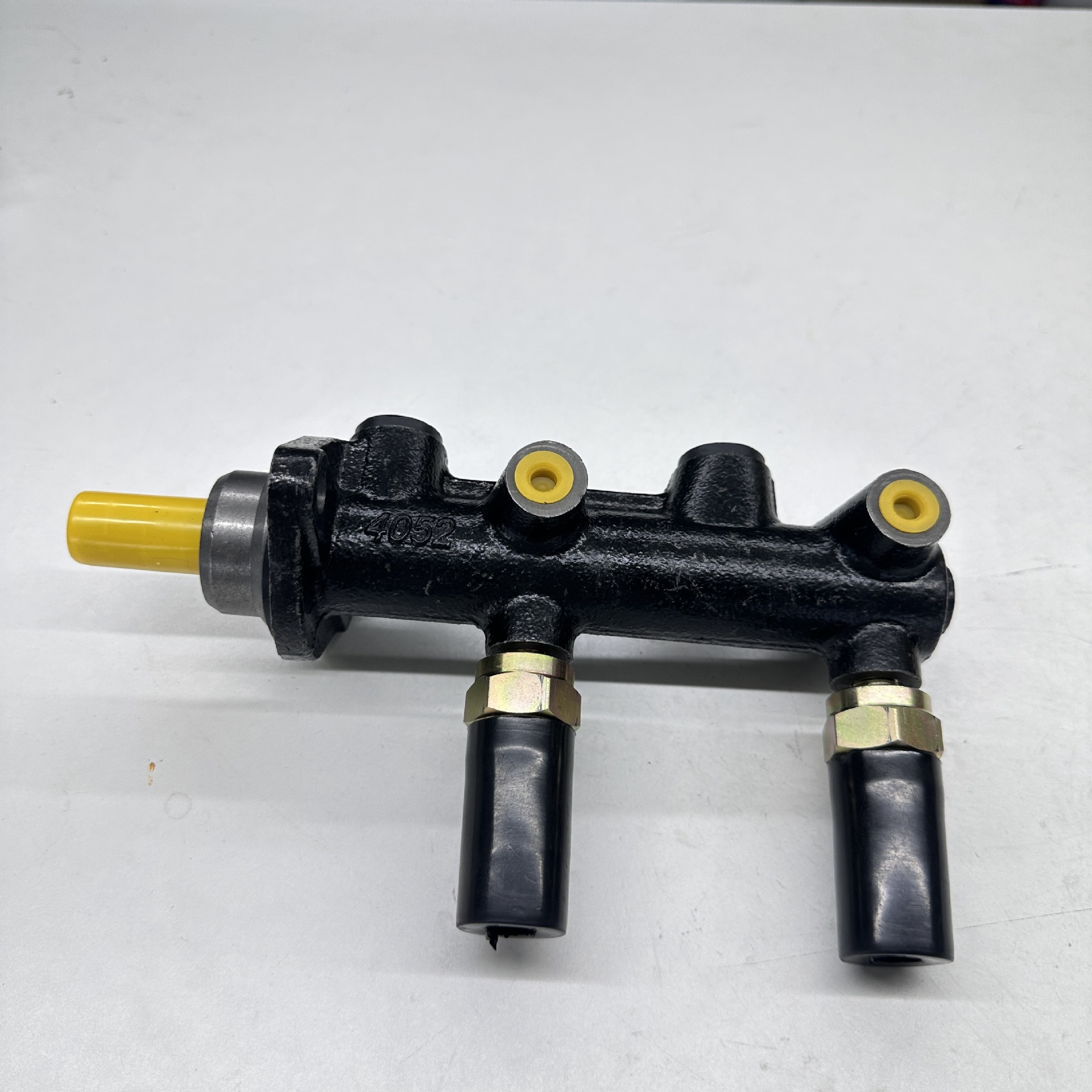 Suitable for Porsche brake master cylinder 477611015A 477-611-015-A