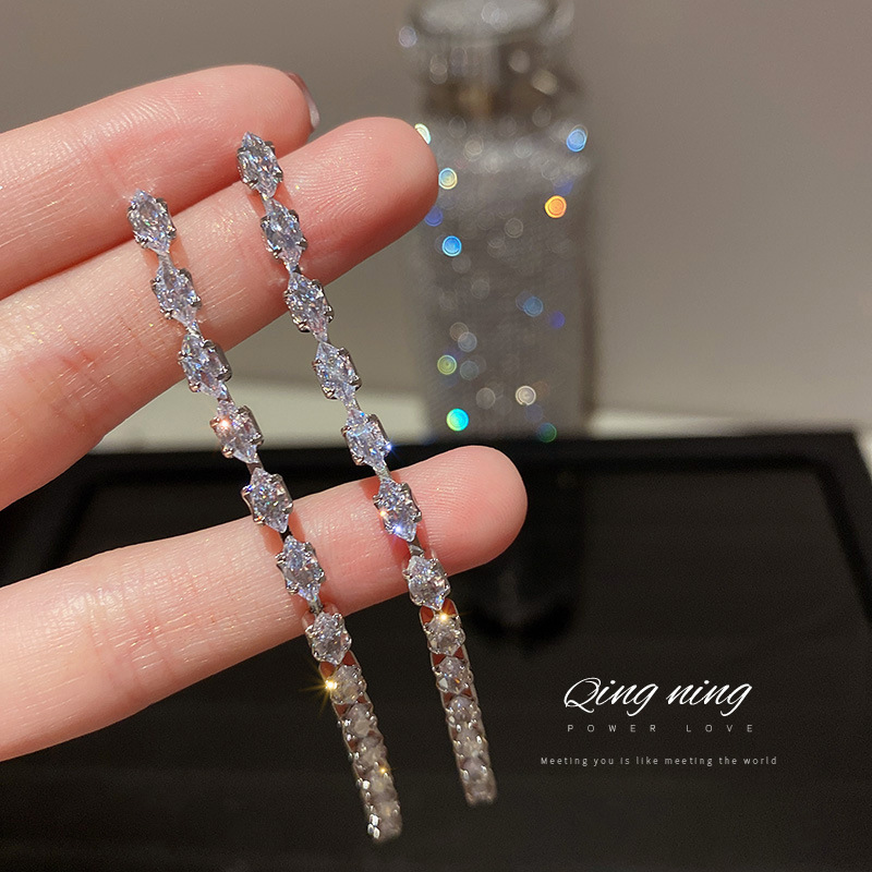 Agujas de plata transfronterizas flores de zircón aretes de bordillo estilo de moda pernos de auriculares lujosos de alto nivel de diseño de auriculares nicho