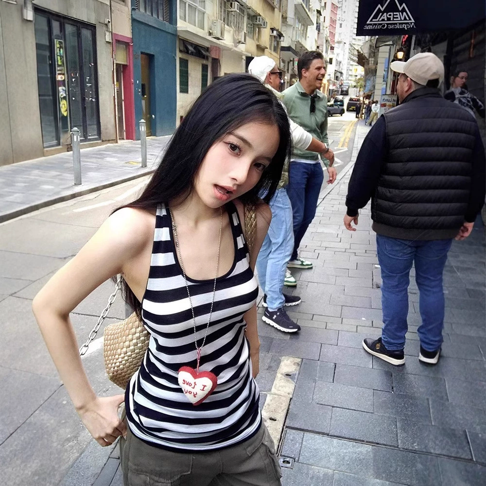 Горячая девушка черно-белая полосатая шея маленький камзол жилет для женщин летом носит тонкую и тонкую рубашку без рукавов