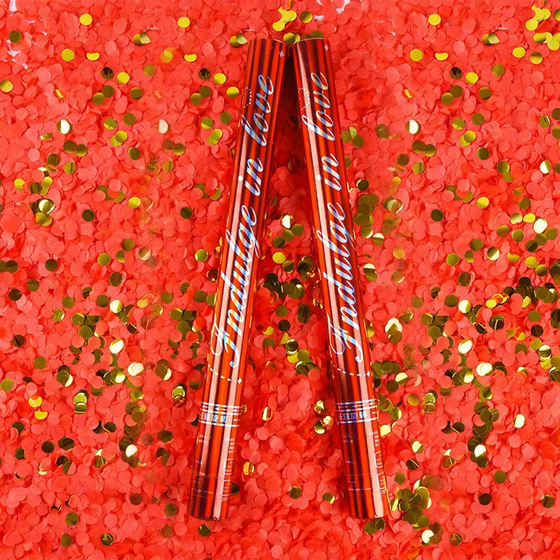 Салют Свадебный фейерверк, держащий спрей с лепестками ленты