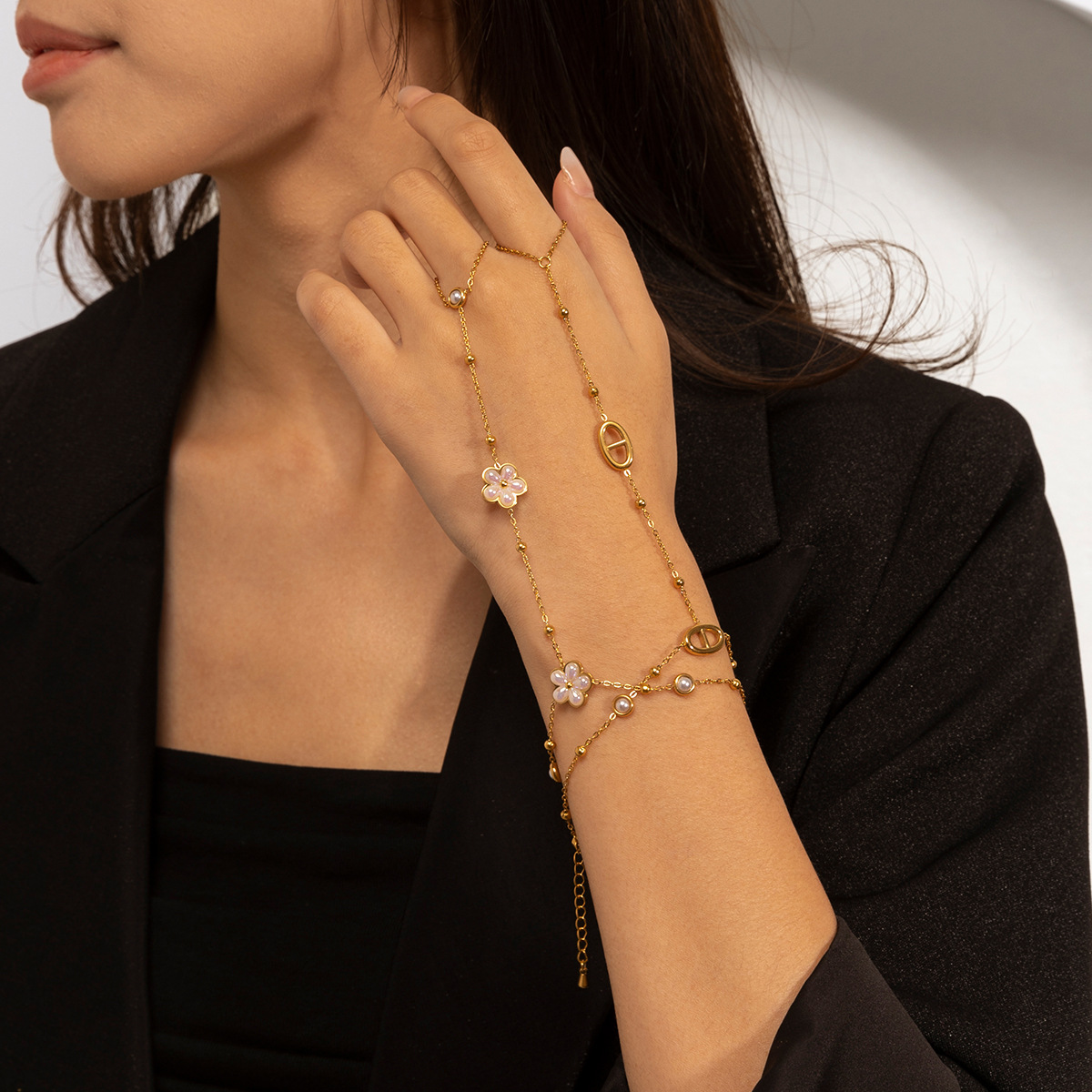 Pulsera de acero inoxidable europea y americana TENA lujo ligero nicho universal lujo ligero diseño sensación de joyería de mano venta caliente transfronteriza titanio acero mujer