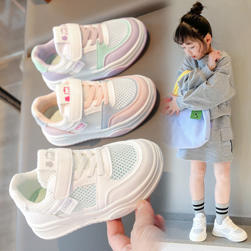 Zapatos blancos para niños zapatos deportivos de malla para niñas 2025 primavera y otoño nuevos zapatos de malla transpirables con suela suave zapatos de skate para niños
