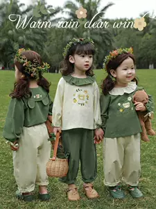 ชุดเสื้อเชิ้ตฤดูใบไม้ผลิและฤดูใบไม้ร่วงสำหรับเด็กผู้หญิง รุ่นใหม่ปี 2026 สไตล์คันทรี พร้อมเสื้อกั๊กปักลายการ์ตูนและกางเกงลำลอง