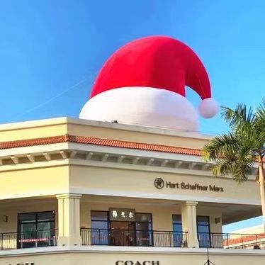 Fabricante de modelos inflables navideños abre sus puertas con modelos inflables de árbol de Navidad, Papá Noel trepando por la pared, muñeco de nieve, tren y arco de dibujos animados.