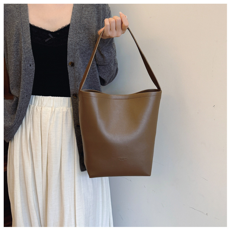 Solid color Tote bag 2024 new style, high-end, large-capacity single-shoulder versatile, niche women's bag, casual and simple bucket bag undefined