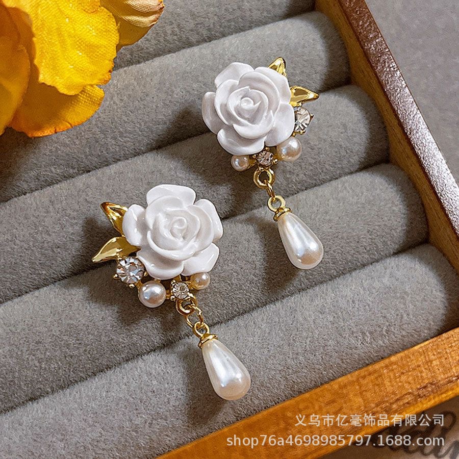 S925 Pendientes de perlas de temperamento Pendientes de lujo ligero de alta gama Pendientes al por mayor y al por menor transfronterizos Mujeres