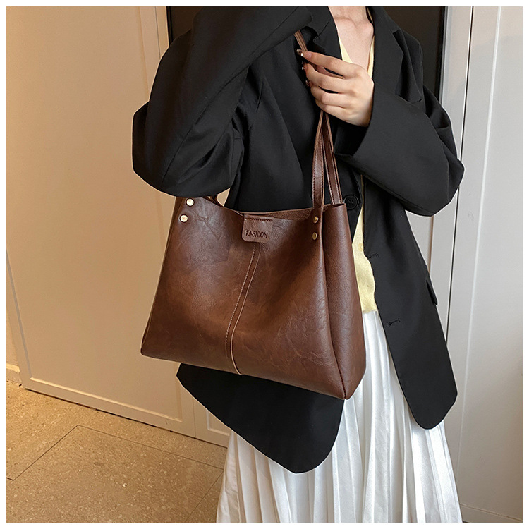 The new 2024 autumn collection features a retro, simple, large-capacity, solid-color, fashionable and individual single-shoulder underarm tote women's bag undefined