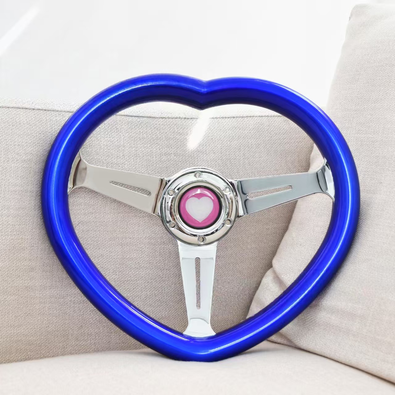 파란색 하트 모양의 핸들