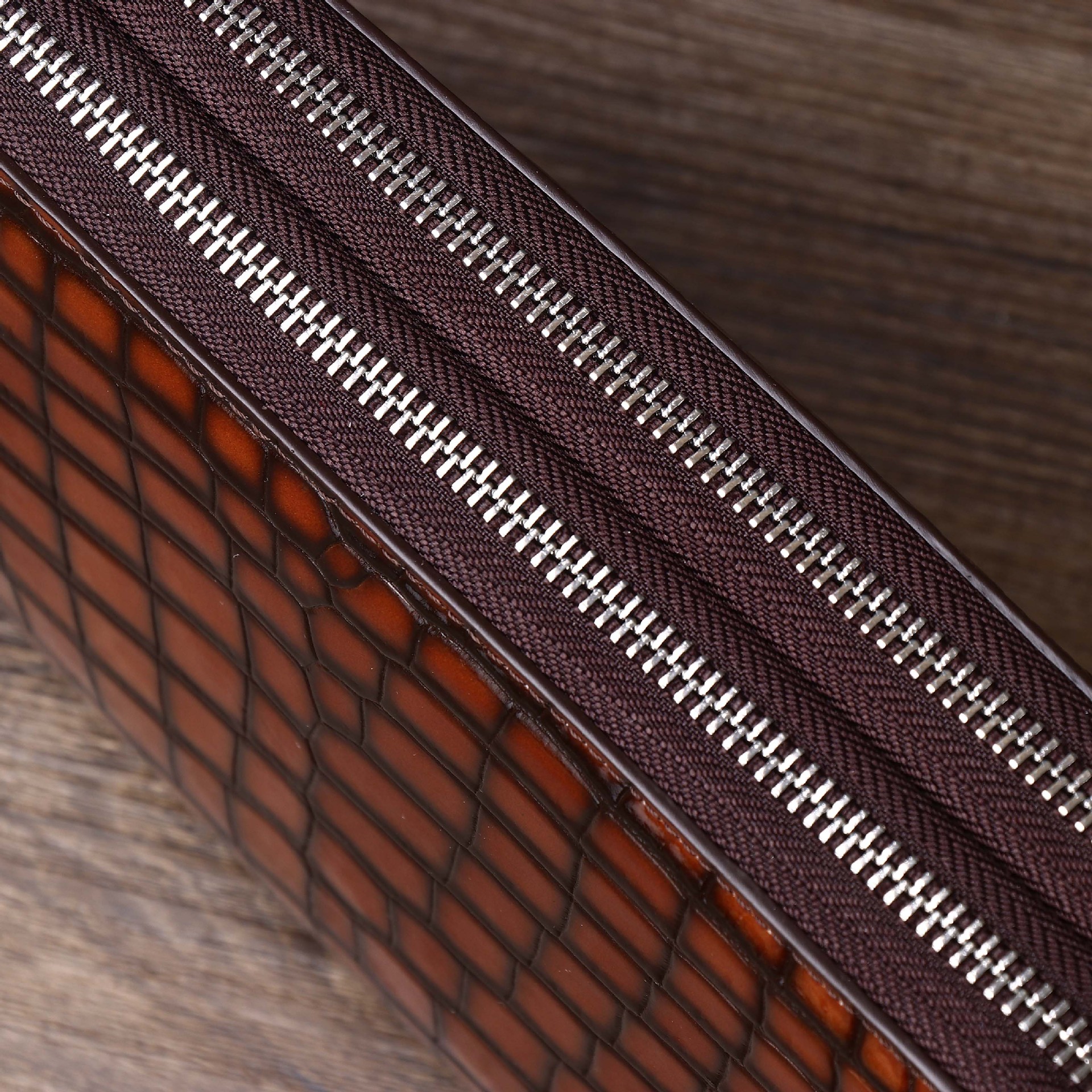 Túi clutch nam da bụng cá sấu khóa mật mã họa tiết vân đôi kéo chi tiết 3