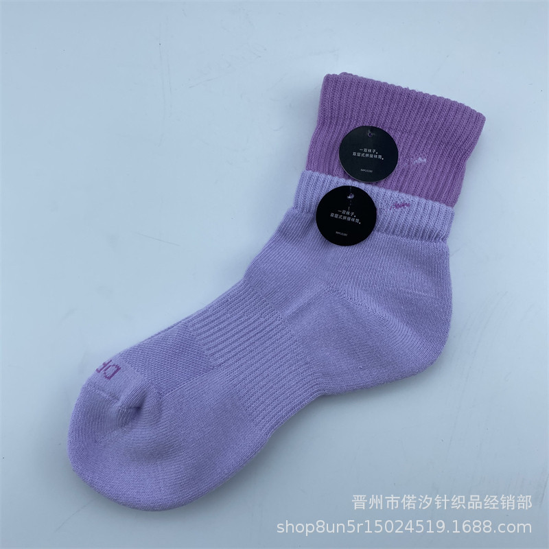 2023新品の偽の2つのつなぎ合わせのスポーツの靴下の中で筒の高い筒の男女の同項のマカロンカラーの厚いタオルの底