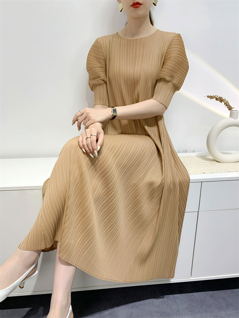2024春夏のワンピースの女性のしわのスカートのファッションは年齢を減らしてゆったりしています。