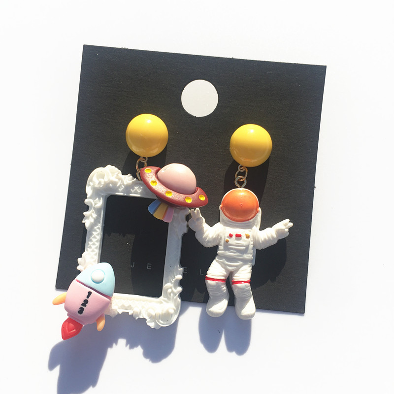 Astronaut Pattern Women'S Gender 1 Pair Simple Style Astronaut Patchwork Arylic Earrings