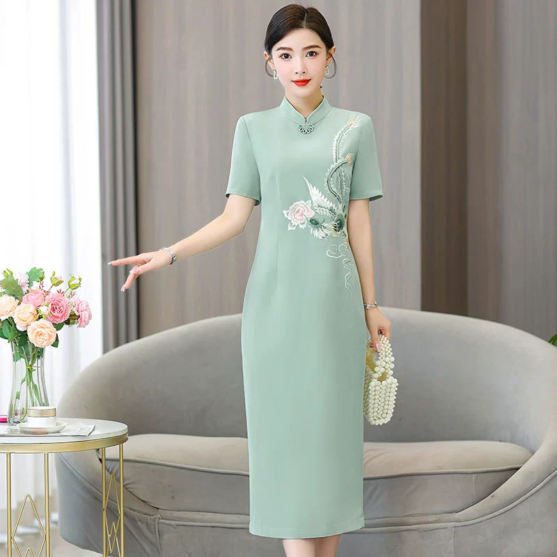 2023 летнее Новое поступление в китайском стиле ретро элегантное уменьшающее возраст длинное приталенное облегающее платье-Чонсам с короткими рукавами и вышивкой на воротнике-стойке