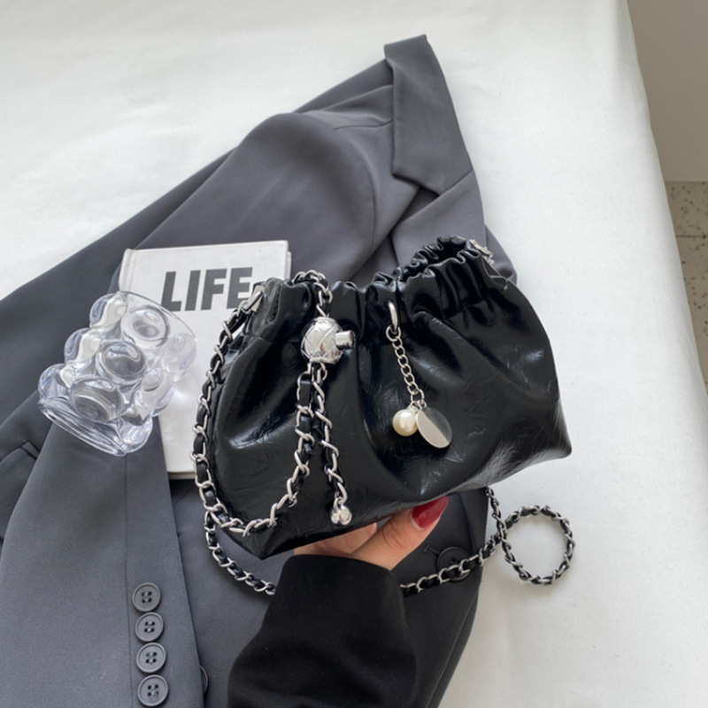 2025 nuevo bolso de cubo de nube plisado de alta gama, bolso de mensajero de un solo hombro de moda de cadena de todo fósforo de lujo ligero de nicho