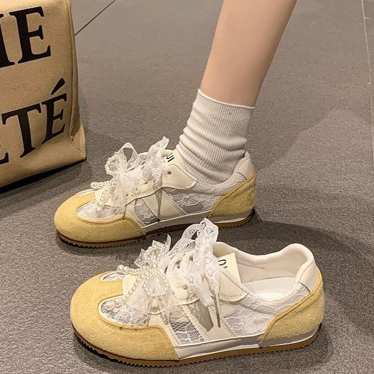 Zapatos de entrenamiento transpirables de malla para mujeres primavera y verano de 2026 perlas nuevos zapatos de alto valor de encaje skate casuales