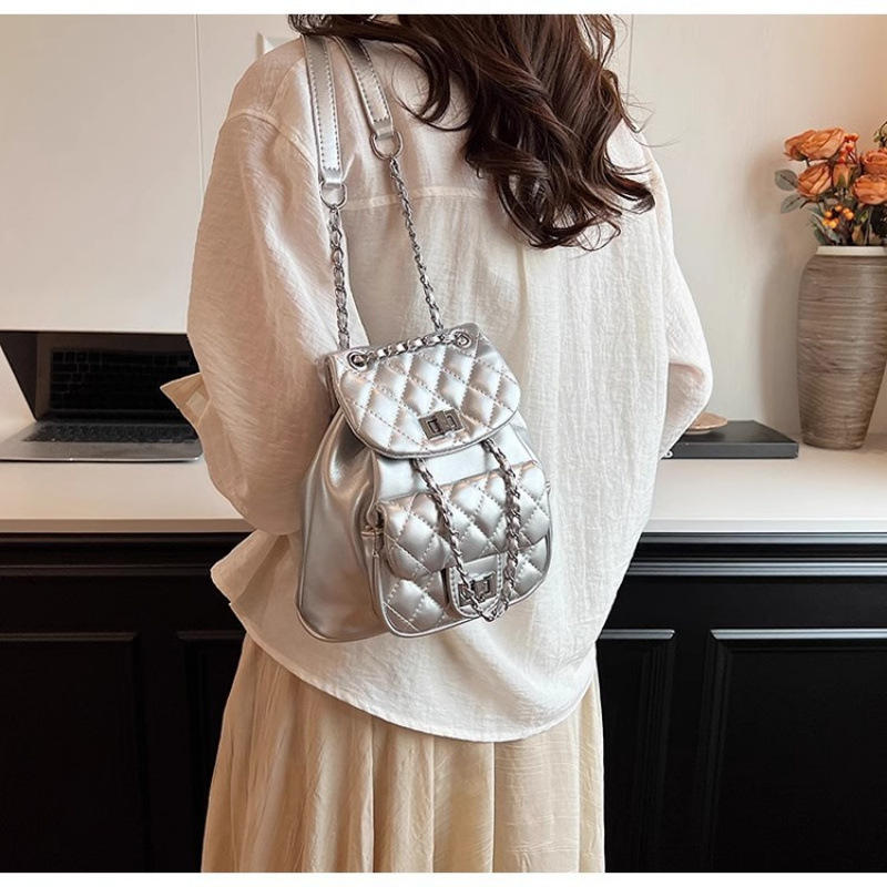 Luxus Silber frauen 2025 Herbst/Winter Neue Gesteppte Kette Kleine Rucksack College Student Tasche Modische Und Vielseitig_voghion.com